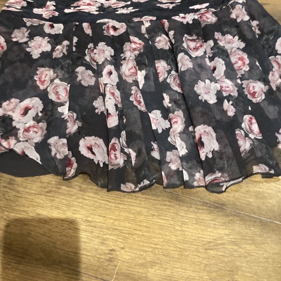 The most delicate floral skirt with pleats - Picture 4 of 7